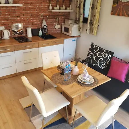 Lavender Apartment *